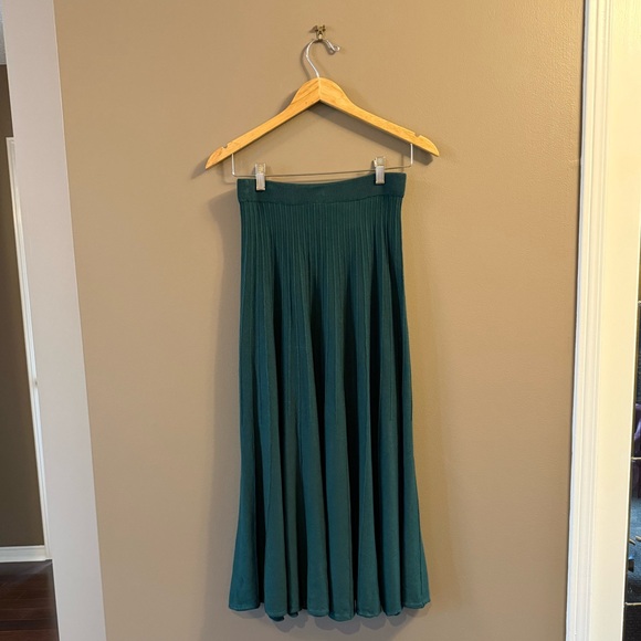 KOTN Gezira Pleated Midi Skirt – Racing Green – Size S - Picture 3 of 6